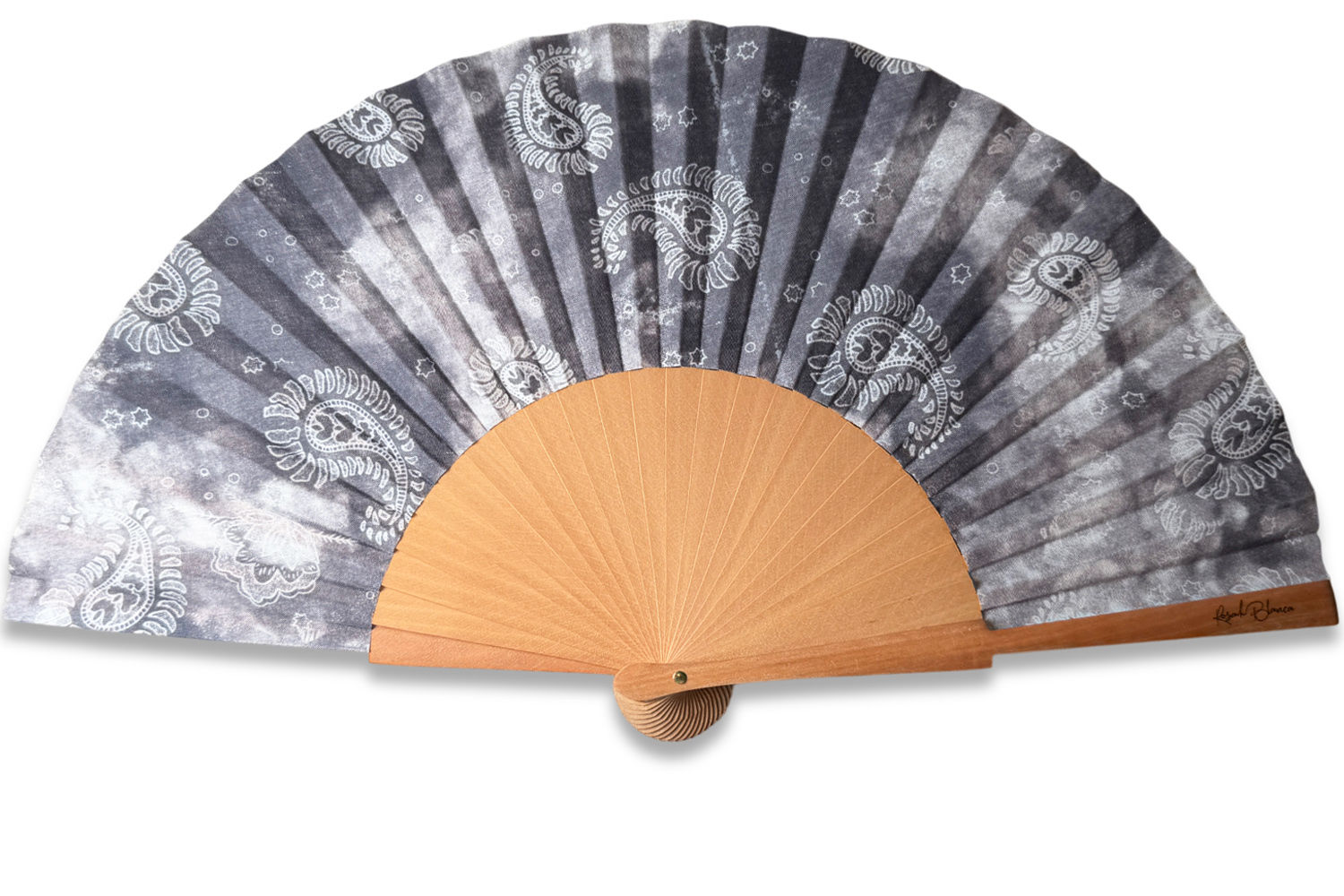 éventail gris en bois et tissu