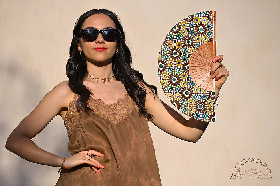 éventail en bois et en soie pour femme