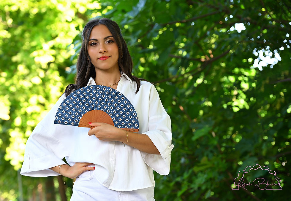 Miniature : Petit éventail chic en bois de poirier et tissu bleu pour. femme