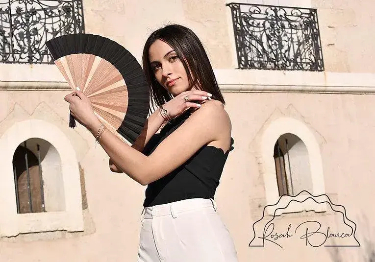 Miniature : éventail noir en bois exotique pour femme