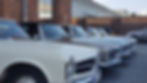 Mehrere alte Autos desselben Typs nebeneinander – symbolisieren den Fokus auf Produktdetails statt auf individuelle Kundenlösungen im Vertrieb.