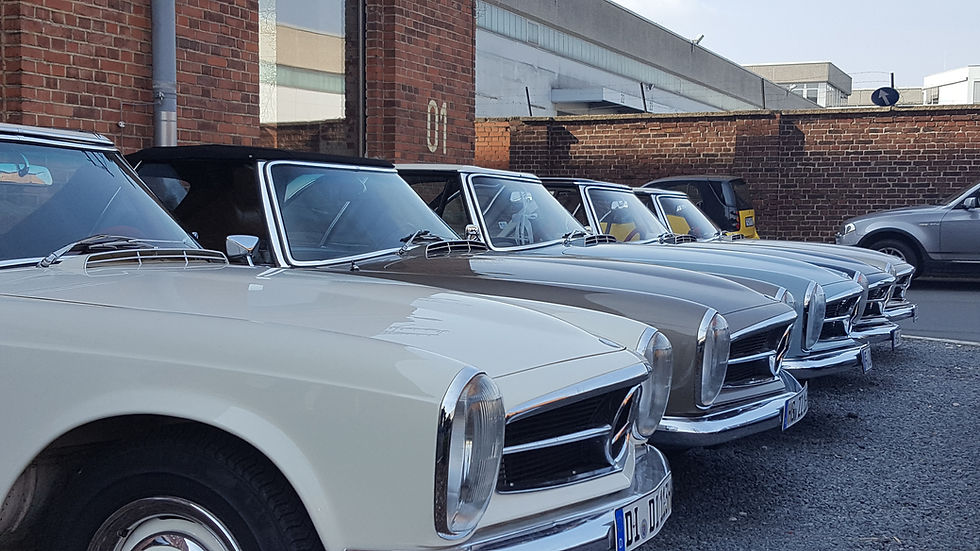 Several old cars of the same type next to each other symbolize the focus on product details rather than on individual customer solutions in sales.