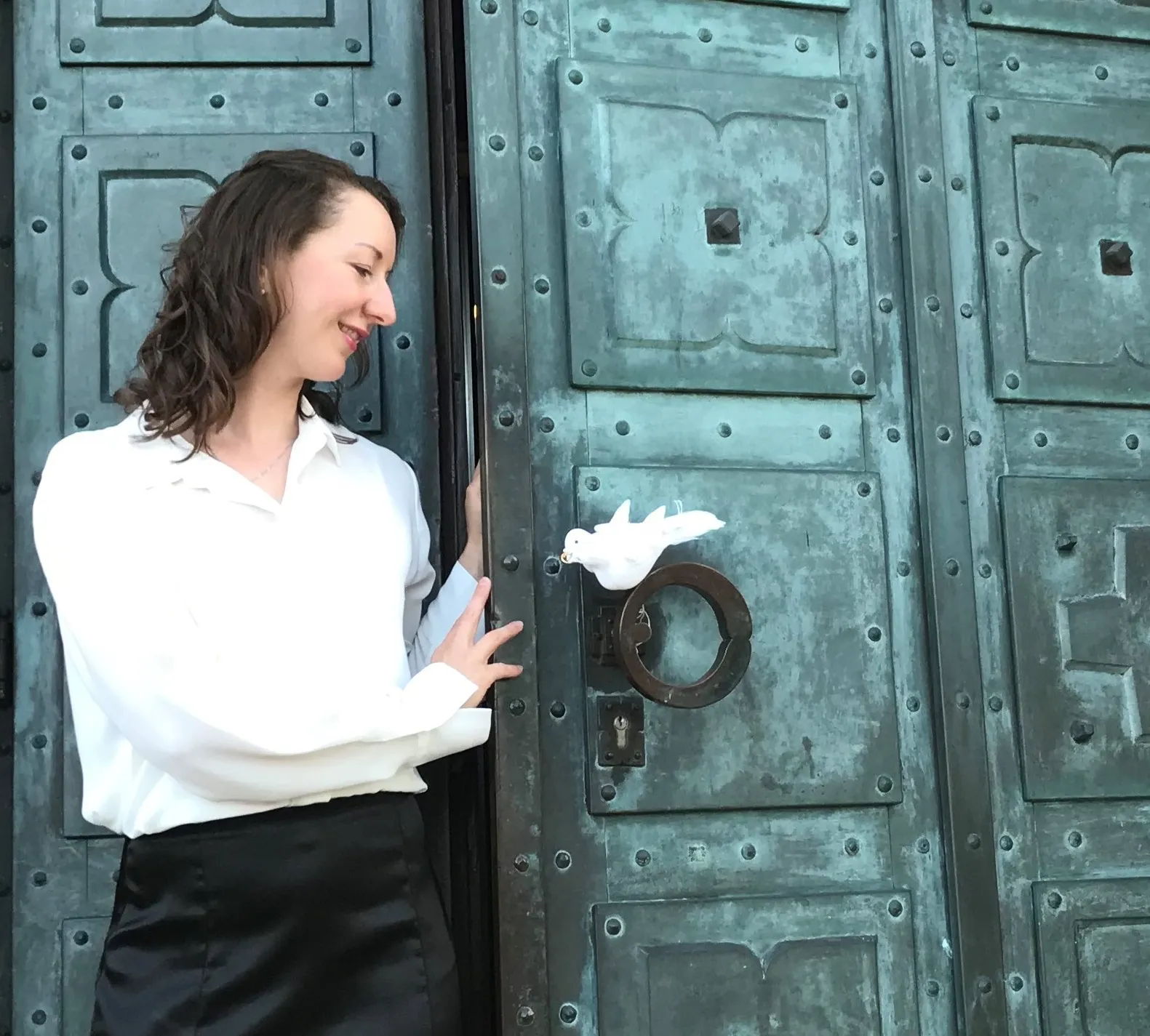 Die drei Musiker der Hochzeitssängerin MIT HERZ, Katharina Schromek, live bei einer Trauung in einer Kirche in Regensburg.