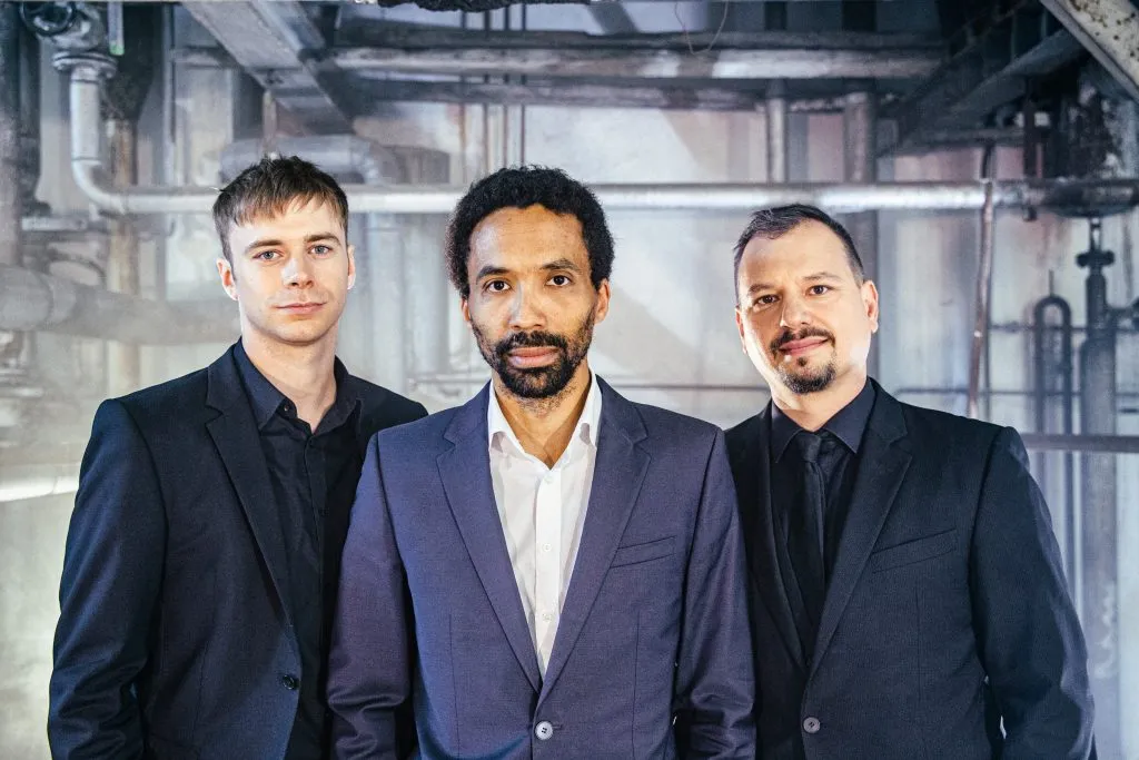 Die drei Musiker der Partyband May Vibes fotografiert in einer alten Produktionshalle in Freising.