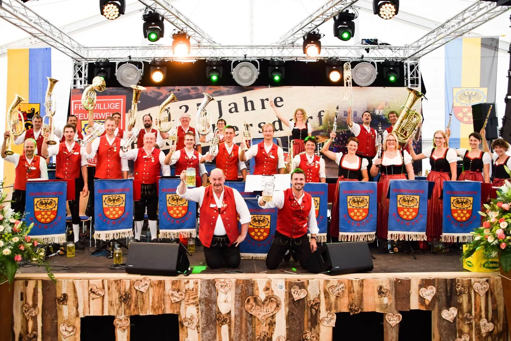 Die Musikanten der Seubersdorfer Blaskapelle beim Volksfest in Parsberg auf der Bühne.