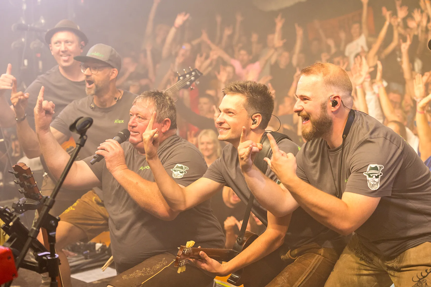 Die fünf Musiker der Bayrischen Partyband d'Urwaidler zum Teil sitzend und stehend in einem alten Wirtshaus.