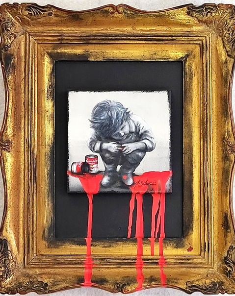 Knabe leert rote Farbe aus, mit Rahmen 35:40