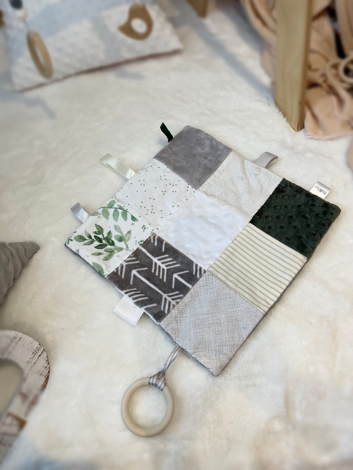 Feuillage vert accent gris 