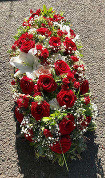 Dessus-cercueil-roses-rouges-500.jpeg