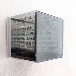 Visuelle Poesie, Acrylkästen mit Text im Siebdruckverfahren