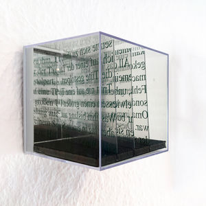 Visuelle Poesie, Acrylkästen mit Text im Siebdruckverfahren