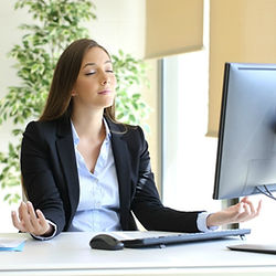 Méditation en entrerprise. Cours de méditation au bureau. Bien-être des collaborateurs.