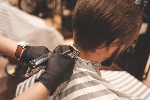the-hairdresser-makes-a-haircut-with-clipper-barb-2024-10-19-21-25-19-utc.jpg