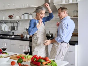 femme plus de 40 ans perte de poids saine. elle cuisine dans la joie