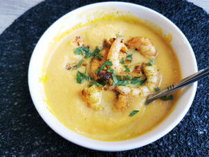 Soupe Butternut, Carottes & Crevettes Sautées au Curry – Un Repas Parfaitement Équilibré !
