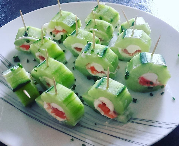 Concombre fromage frais et truite fumée sur pique