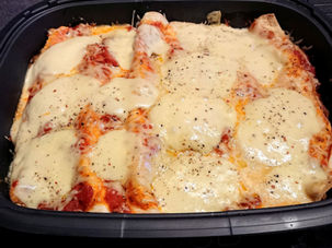 Enchiladas poulet mozzarella gratinées dans l'ultra pro Tupperware