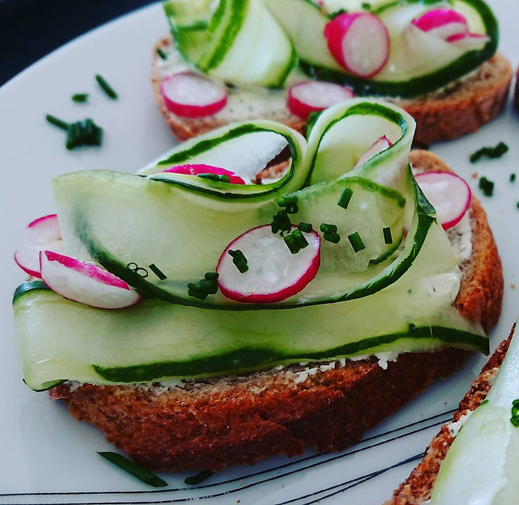 Tartine de pain complet, fromage frais, concombre et radis rose