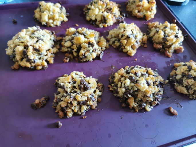 Cookies au pain rassi et pépites de chocolat sur feuille à rebords silicone Tupperware