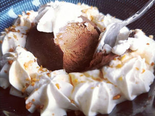 Dômes glacés à la mousse au chocolat dans le moule à dôme Tupperware