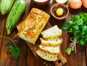 cake moelleux coupé en tranches courgettes persil