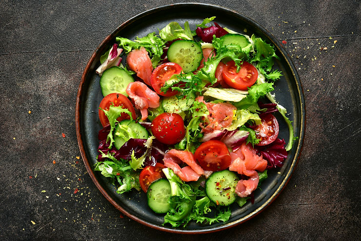 Salade tomates cerises, concombre et saumon fumé
