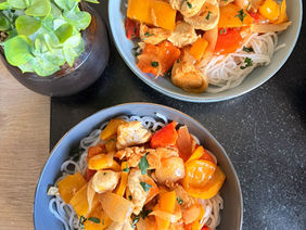 Poulet aux poivrons au Thermomix servi sur des spaghettis de konjac, recette minceur légère et riche en protéines