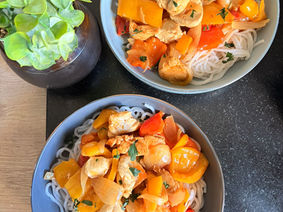 Poulet aux poivrons au Thermomix servi sur des spaghettis de konjac, recette minceur légère et riche en protéines