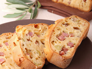 Cake salé aux lardons et aux olives