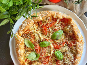 Découvrez la recette de la tarte galette feuilletée à la tomate, moutarde et chèvre