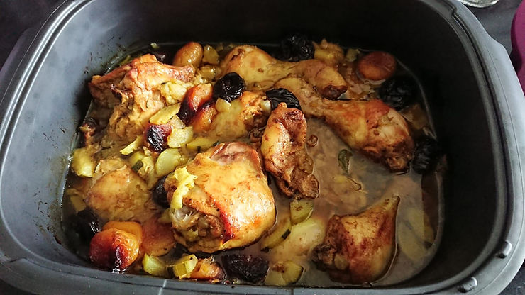 Tajine de poulet aux pruneaux et abricots secs dans l'ultra pro Tupperware