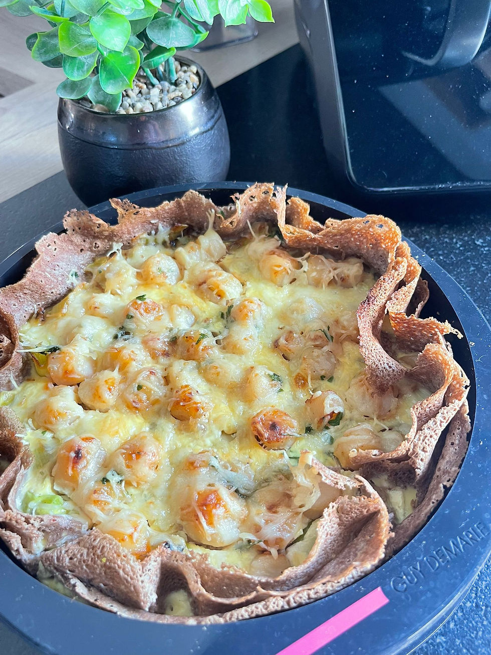 Tarte salée anti-gaspillage aux galettes de sarrasin, poireaux fondants et noix de pétoncles gratinée au fromage.