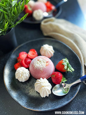 Découvrez notre recette irrésistible de dômes glacés fraises banane dans le moule à dômes Tupperware