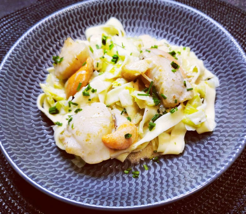 Tagliatelles aux poireaux et noix de Saint-Jacques cuisinées aux vin blanc et à la crème