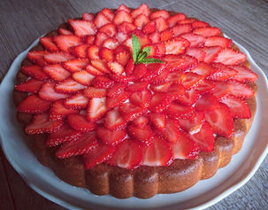 Gâteau aux fraises à la crème patissiere dans le moule à garnir Tupperware