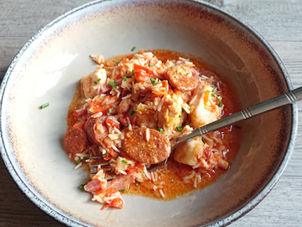 Marmite de poulet espagnole dans l'ultra pro Tupperware