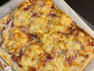 Flammenkueche Gourmande : Lardons Raclette et Chorizo Mozza, Deux Délices dans une Seule Recette !