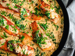 Recette Savoureuse : Saumon à la Toscane Crémeux à l'Ail avec Épinards et Tomates Séchées