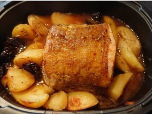 Rôti de porc aux pruneaux et aux épices dans l'ultra pro Tupperware