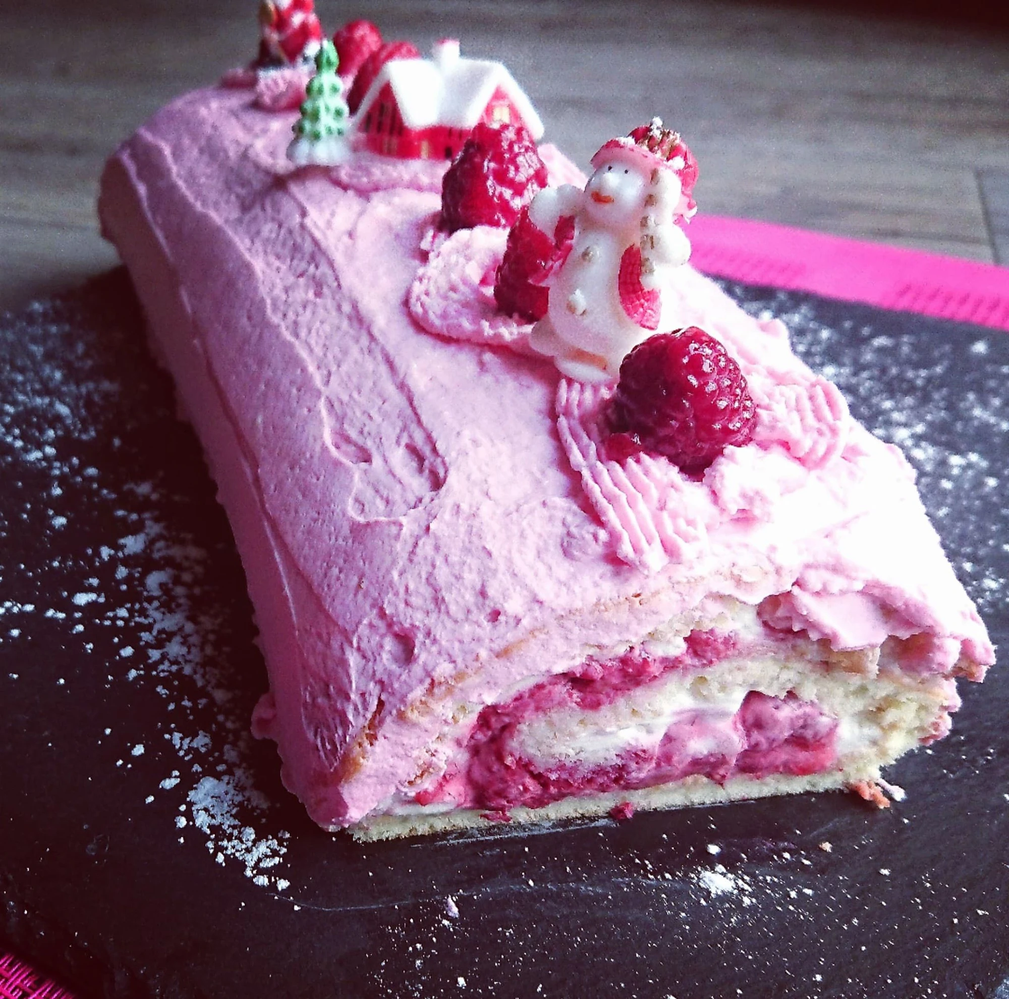 Buche Ou Roule A La Framboise Et Chantilly Mascarpone Buche Ou Roule A La Framboise Et Chantilly Mascarpone