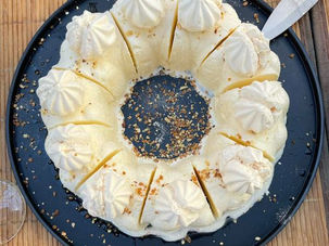 Glace à la vanille dans le moule couronne