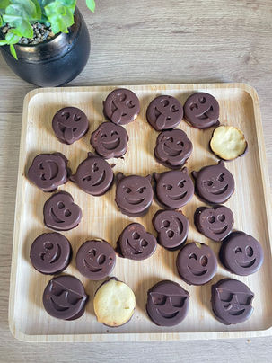 Biscuits Smiley chocolat dans le moule 24 Smileys OHRA Guy Demarle