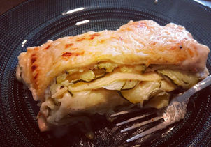 Lasagnes légères aux courgettes et au chèvre frais dans l'ultra pro Tupperware