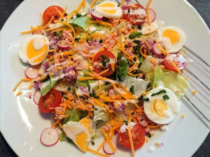 Découvrez la Savoureuse Salade Complète Tomate, Œufs et Mimolette