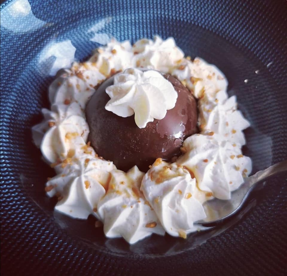 Dômes glacés à la mousse au chocolat dans le moule à dôme Tupperware