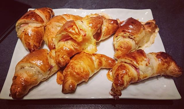 Croissants salés au Saint-Môret, jambon et fromage à raclette