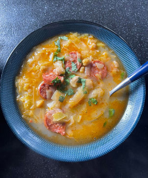 Soupe Complète aux Pois Chiches, Poireau et Chorizo : Un Festin de Saveurs Équilibrées