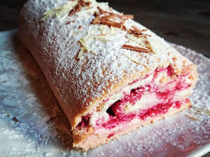Biscuit roulé façon bûche aux framboises et chantilly