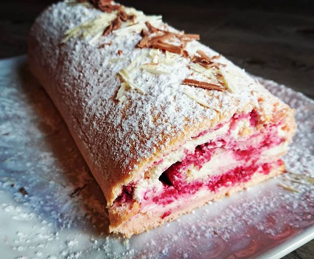 Biscuit Roule Facon Buche Aux Framboises Et Chantilly