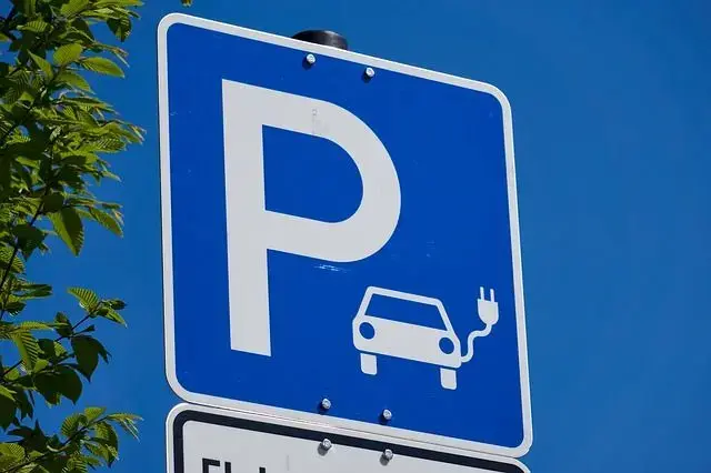 Eine Großaufnahme eines Parkplatzschildes mit einen "P" und einem E-Auto-Symbol